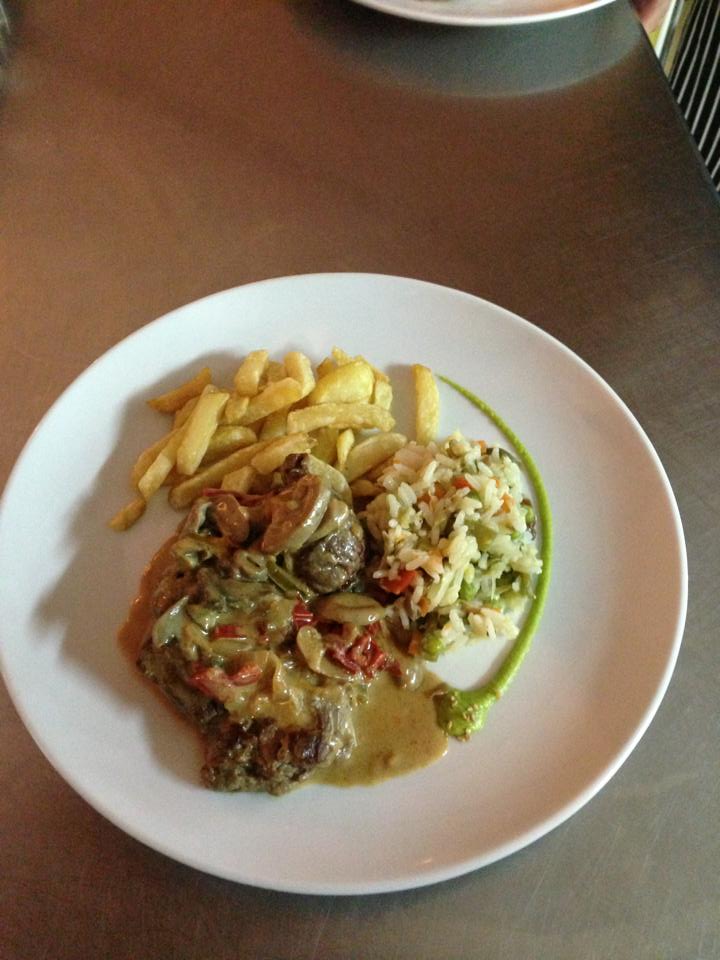 Solomillo con papas fritas y salsa de la casa